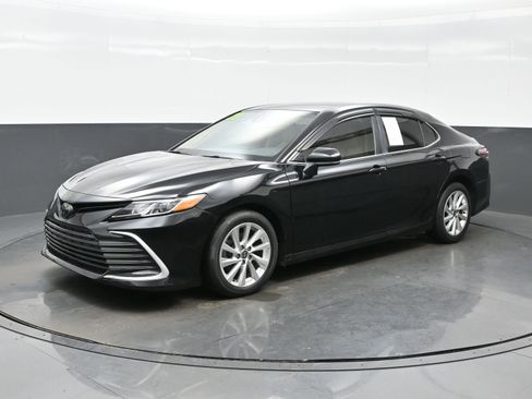 Used 2021 Toyota Camry LE image 2