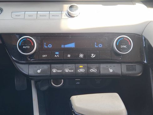 Used 2024 Hyundai Elantra Limited FWD image 15