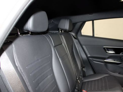 Used 2024 Mercedes-Benz GLC 300 4MATIC image 25