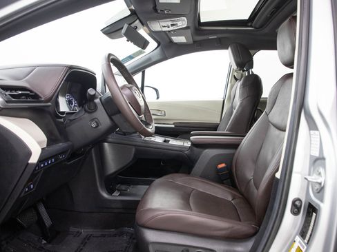 Used 2024 Toyota Sienna Platinum AWD/4WD image 26