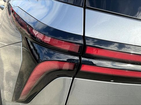 Used 2025 Chevrolet Traverse LT image 14