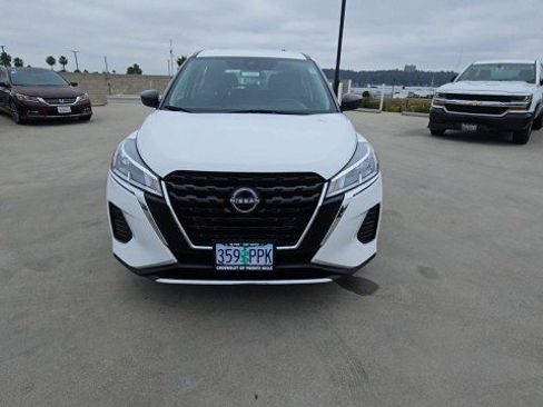 Used 2023 Nissan Kicks S FWD image 3