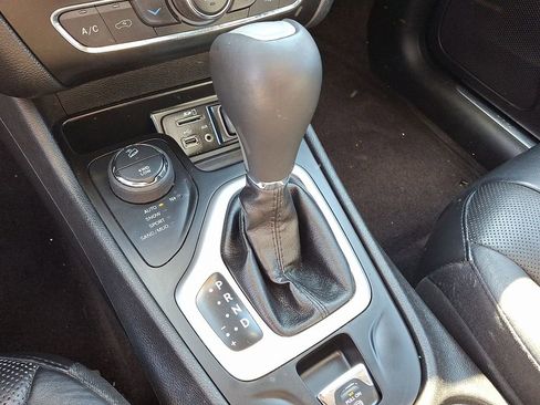 Used 2017 Jeep Cherokee Overland w/ Technology Group image 16