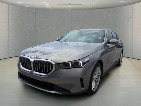 Used 2024 BMW 530i xDrive w/ Premium Package AWD/4WD image 11