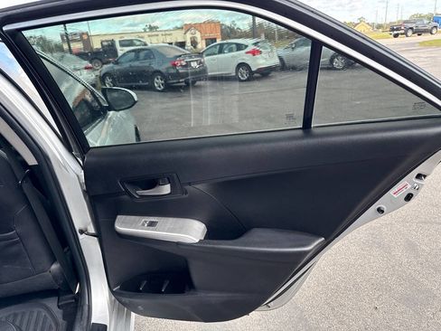 Used 2014 Toyota Camry L image 15