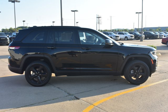 Used 2023 Jeep Grand Cherokee Limited w/ Black Appearance Package AWD/4WD image 4