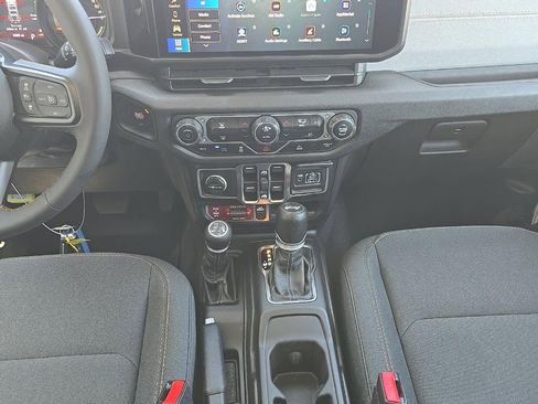 Used 2024 Jeep Wrangler Unlimited AWD/4WD image 9