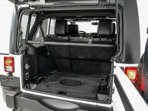 Used 2015 Jeep Wrangler Unlimited Rubicon w/ Connectivity Group AWD/4WD image 51