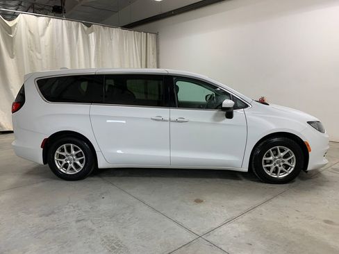 Used 2017 Chrysler Pacifica Touring image 12