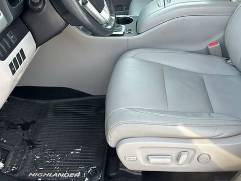 Used 2015 Toyota Highlander XLE image 26