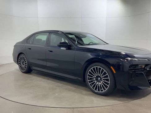 New 2026 BMW 750e xDrive w/ Premium Package image 2