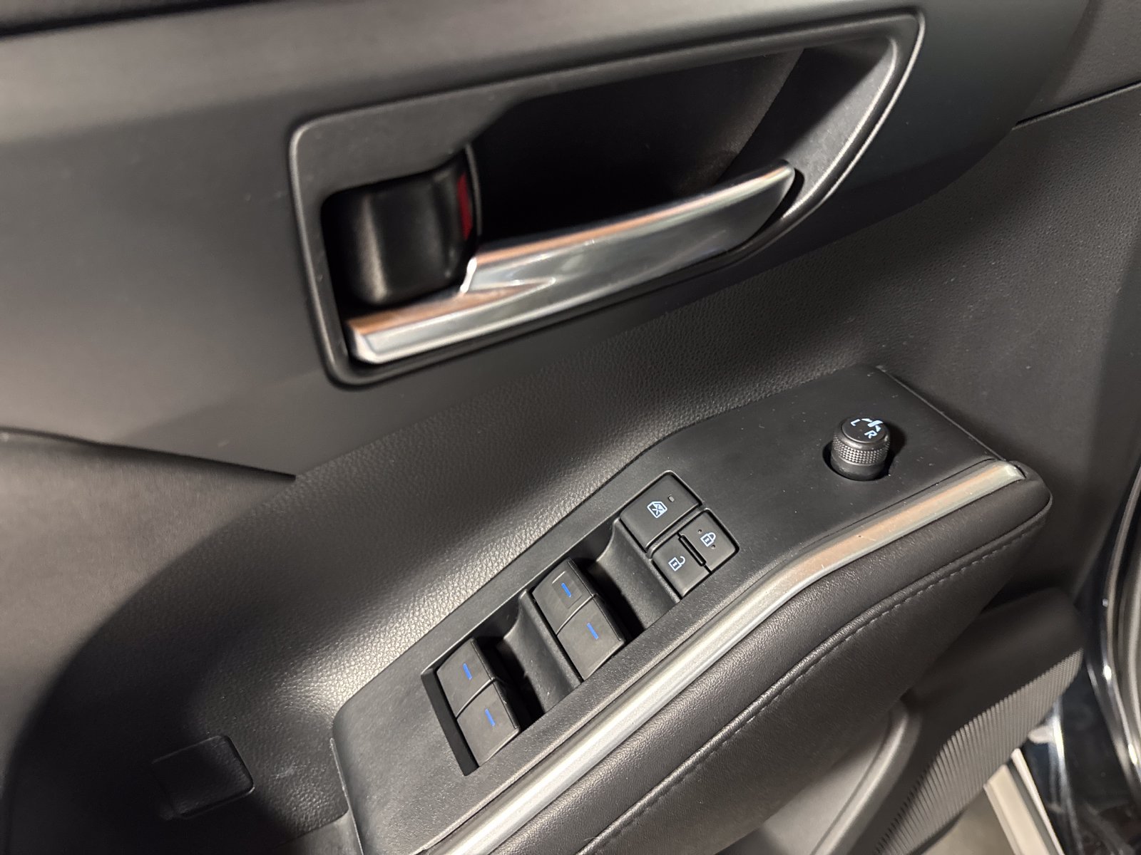 Used 2020 Toyota Highlander XLE AWD/4WD image 12