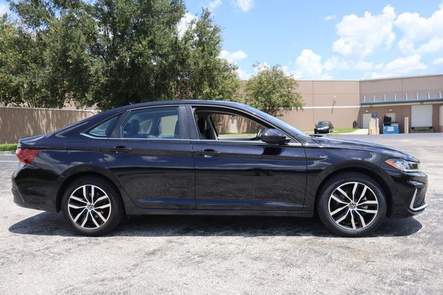 Certified 2025 Volkswagen Jetta SE FWD image 9