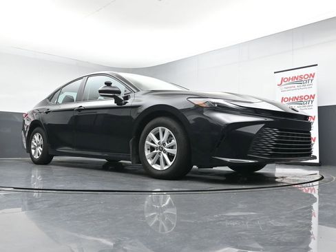 Used 2025 Toyota Camry LE image 18