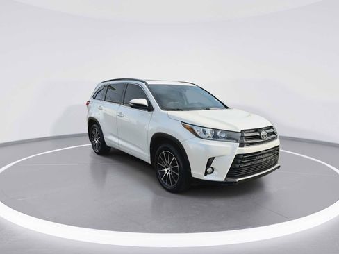 Certified 2017 Toyota Highlander SE image 2