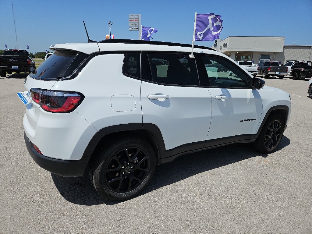 Used 2026 Jeep Compass Latitude AWD/4WD image 8