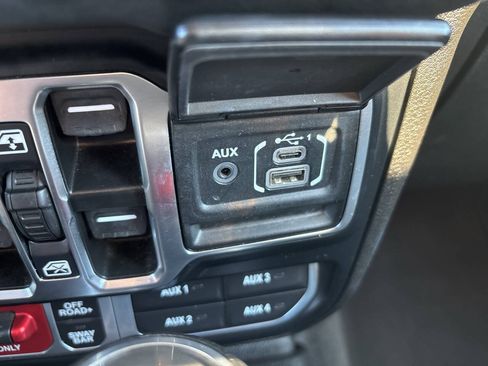 Used 2024 Jeep Wrangler Unlimited Rubicon AWD/4WD image 29
