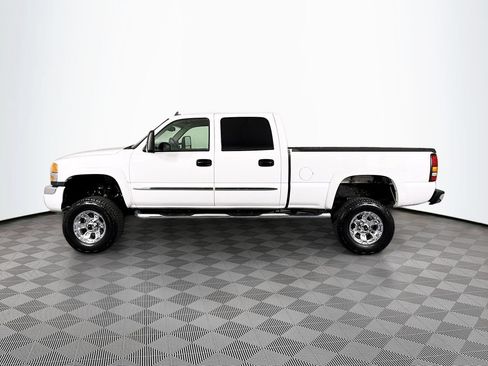 Used 2006 GMC Sierra 2500 SLT w/ Onstar Plus Package AWD/4WD image 4