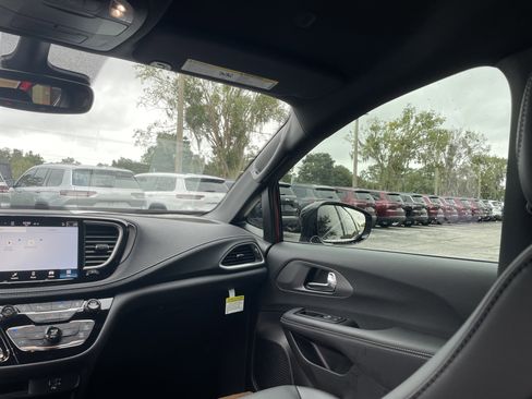 New 2026 Chrysler Pacifica Select image 52