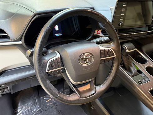 Used 2021 Toyota Sienna XLE image 4