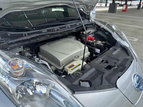 Used 2017 Nissan Leaf SV w/ Premium Package image 27