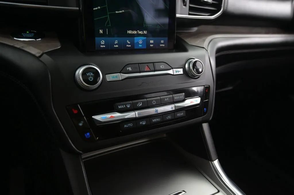 Used 2020 Ford Explorer Platinum w/ Premium Technology Package AWD/4WD image 29