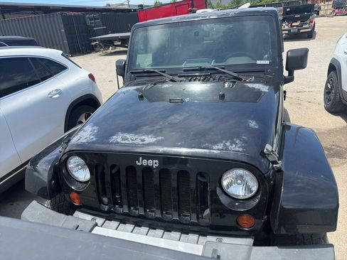 Used 2009 Jeep Wrangler Unlimited Sahara w/ Dual Top Group AWD/4WD image 2