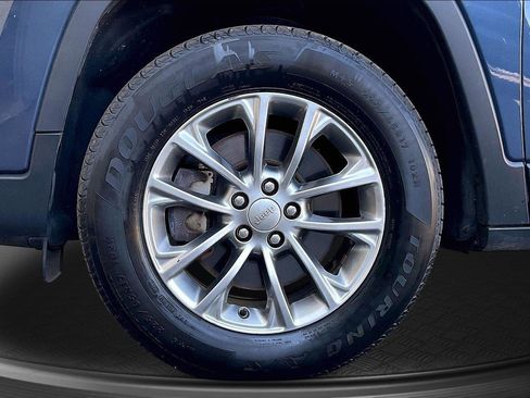 Used 2020 Jeep Cherokee Latitude Plus w/ Cold Weather Group AWD/4WD image 10