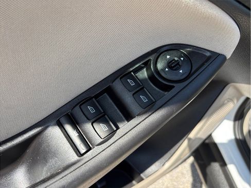 Used 2015 Ford Focus SE FWD image 16
