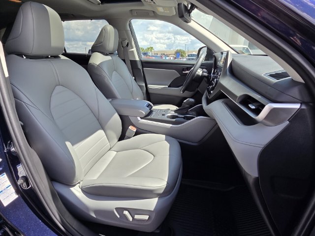 Used 2022 Toyota Highlander XLE AWD/4WD image 17