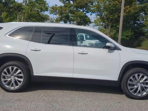 Used 2025 Buick Enclave Preferred w/ Power Package image 9