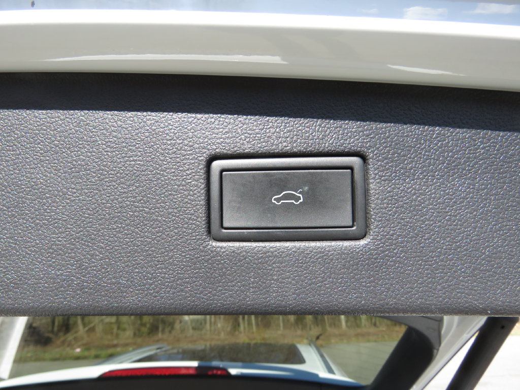 Used 2022 Volkswagen Tiguan SE AWD/4WD image 18