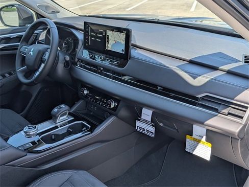 New 2025 Mitsubishi Outlander SE image 29