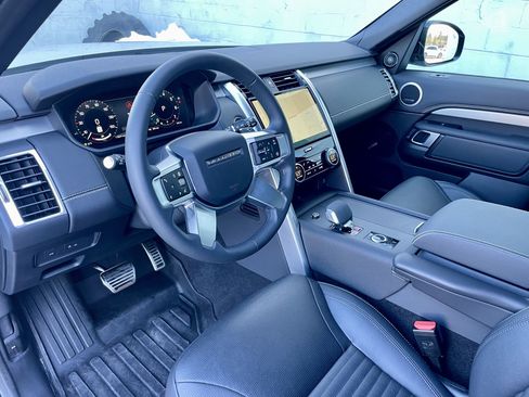 Certified 2024 Land Rover Discovery Dynamic SE image 13