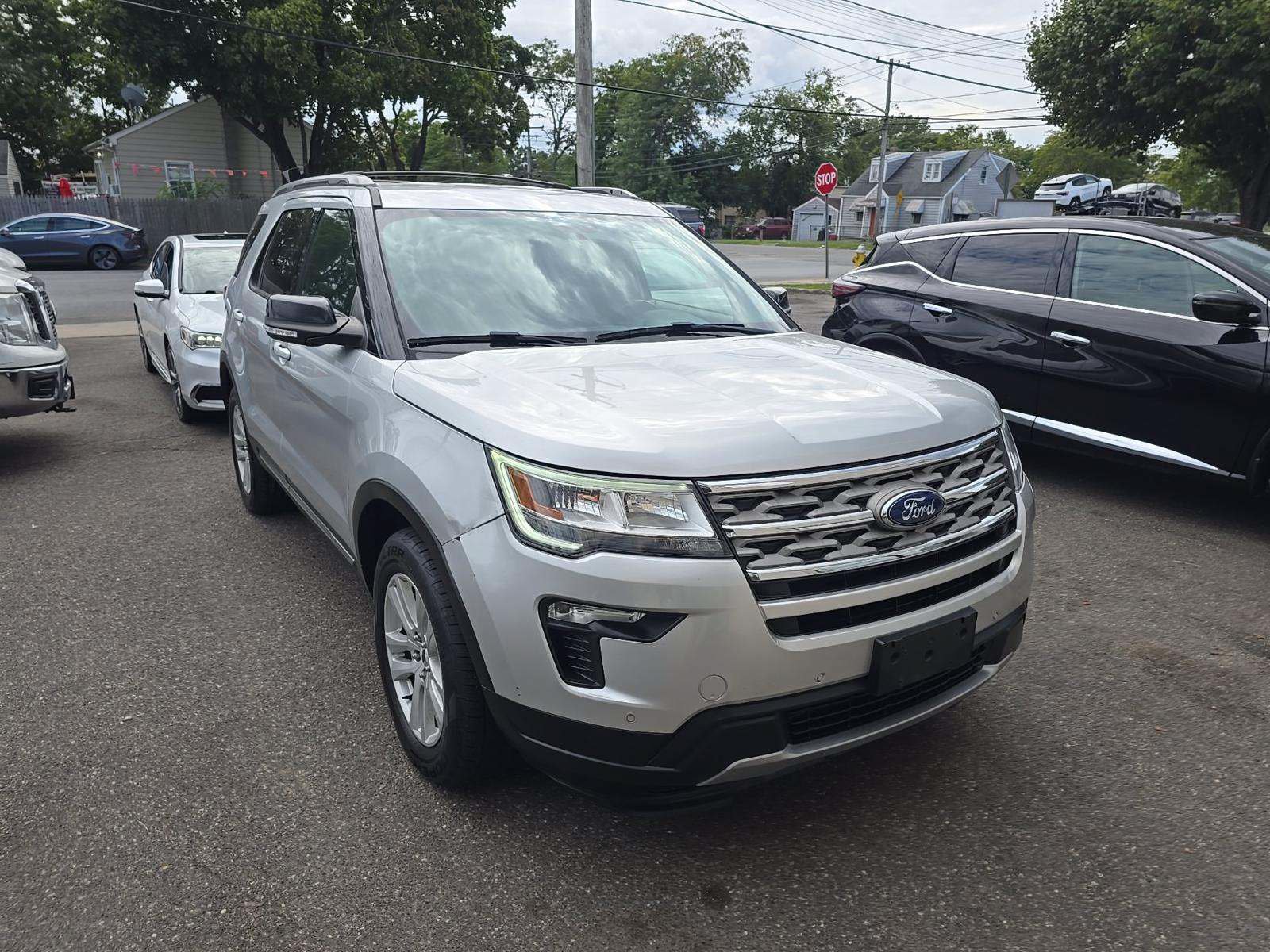 Used 2018 Ford Explorer XLT w/ Equipment Group 202A AWD/4WD image 2