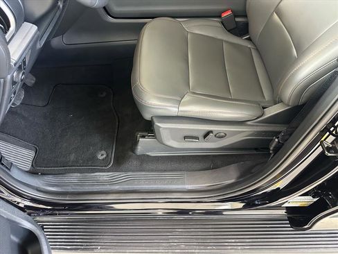 Certified 2025 Ford Expedition Active image 19