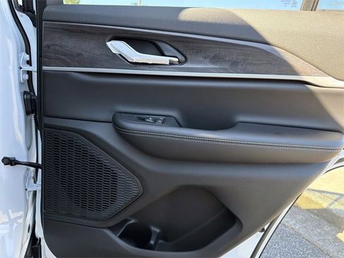 New 2025 Jeep Grand Cherokee Limited image 16