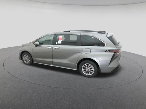 New 2026 Toyota Sienna XLE image 4