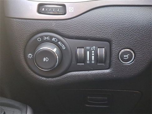 Used 2020 Jeep Cherokee Latitude Plus w/ Comfort/Convenience Group image 26