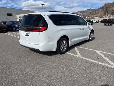 Used 2022 Chrysler Pacifica Touring-L image 3