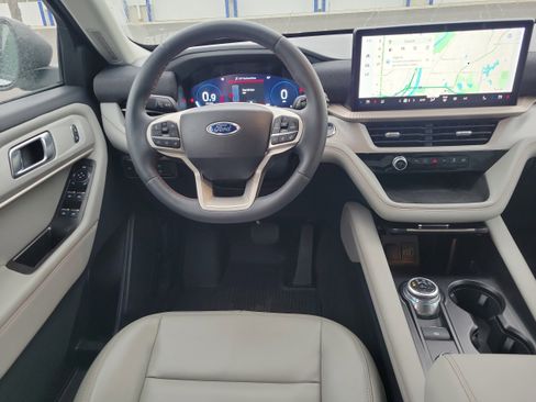 Used 2025 Ford Explorer Active w/ Active Comfort Package image 14
