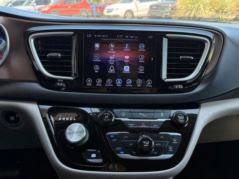 Used 2017 Chrysler Pacifica Touring-L w/ Tire & Wheel Group FWD image 52