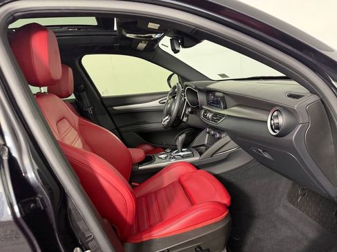 Used 2024 Alfa Romeo Stelvio Veloce image 29