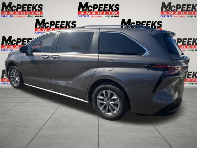 Used 2023 Toyota Sienna XLE FWD image 3