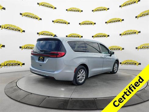Certified 2024 Chrysler Pacifica Touring-L image 4