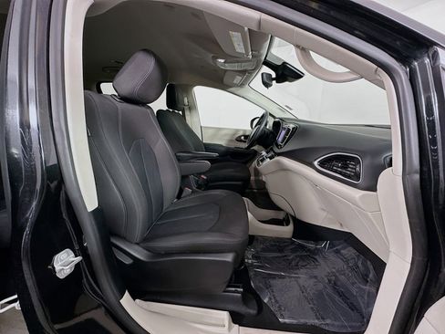 Used 2023 Chrysler Voyager LX image 28
