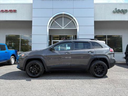 Certified 2022 Jeep Cherokee Latitude w/ Sun & Sound Group AWD/4WD image 2