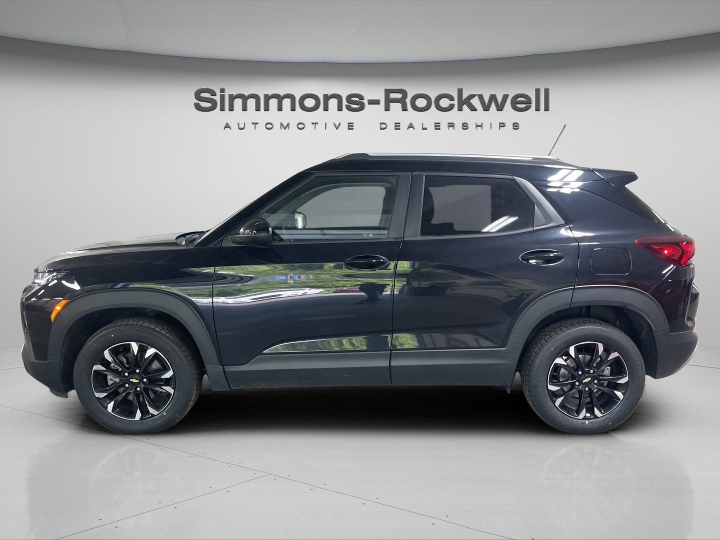Used 2023 Chevrolet TrailBlazer LT w/ Convenience Package AWD/4WD image 2