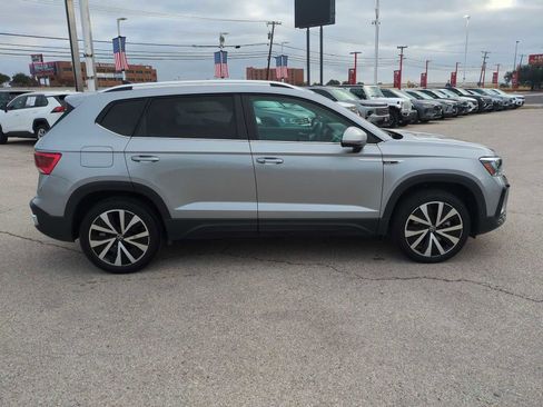 Used 2024 Volkswagen Taos SE image 9