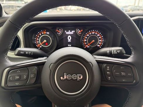 Used 2025 Jeep Gladiator Sport AWD/4WD image 11